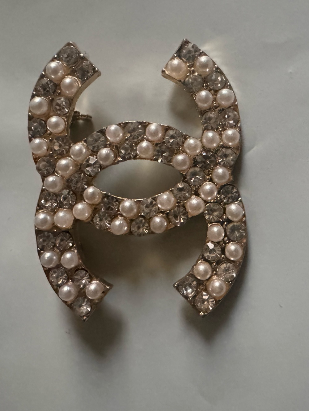 🛍️Pearl & Crystal Interlocking CC Logo Brooch - Picture 4 of 5